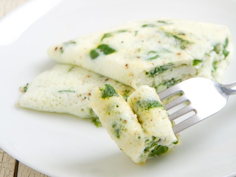 Класичний білковий омлет із зеленню в меню яєчної дієти для схуднення